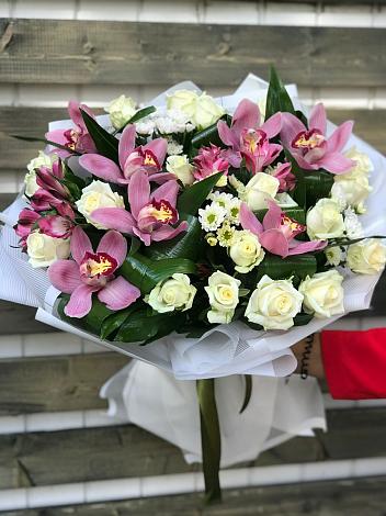 Букет цветов из: Розы и Хризантемы в Артём