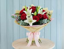 Букет цветов из:  Лилии и Розы в Артём
