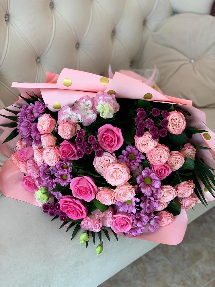 Букет цветов из: Хризантемы, Розы и Лизиантусы в Артём