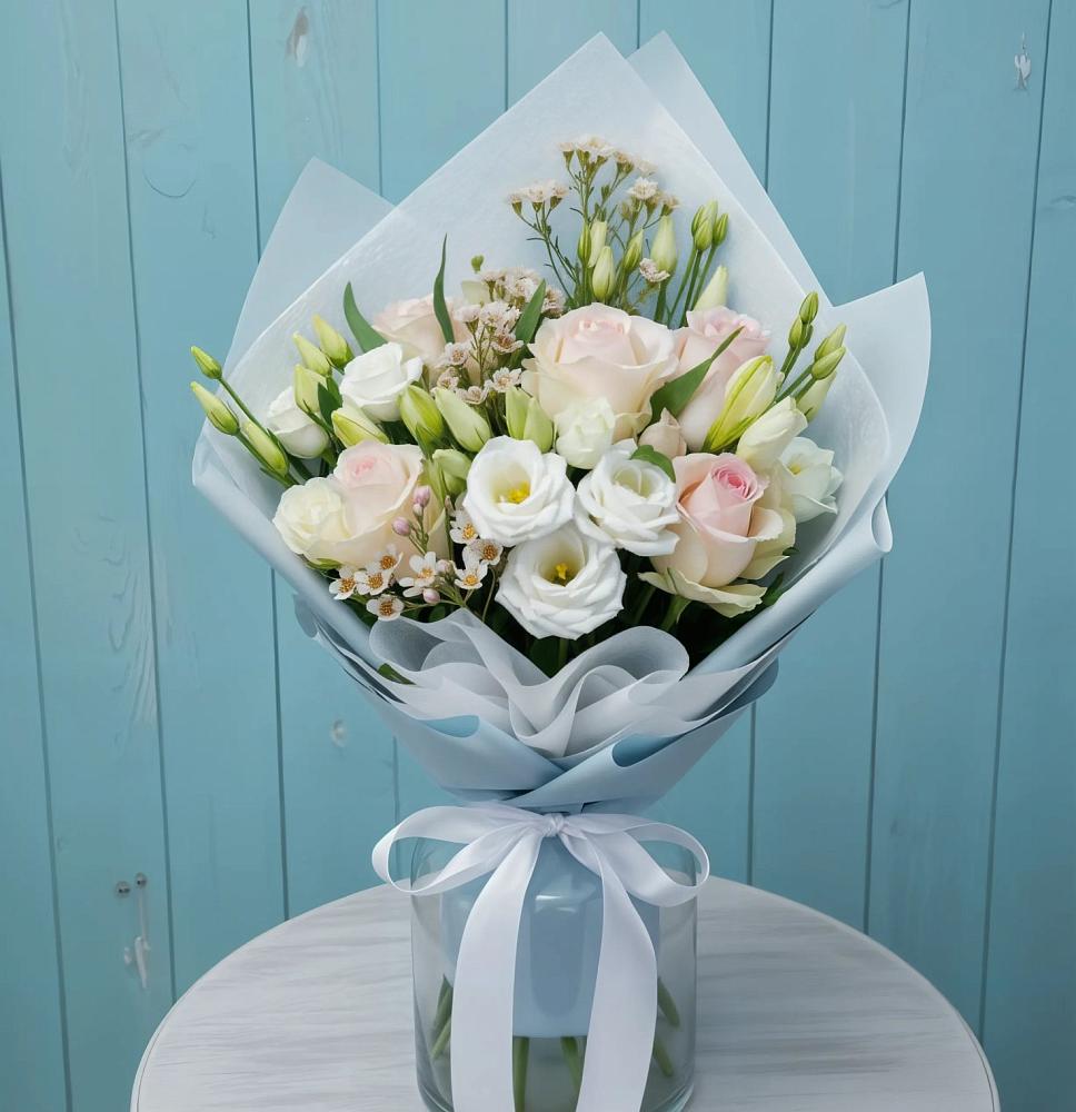 Букет цветов из: Розы и Лизиантусы в Артём