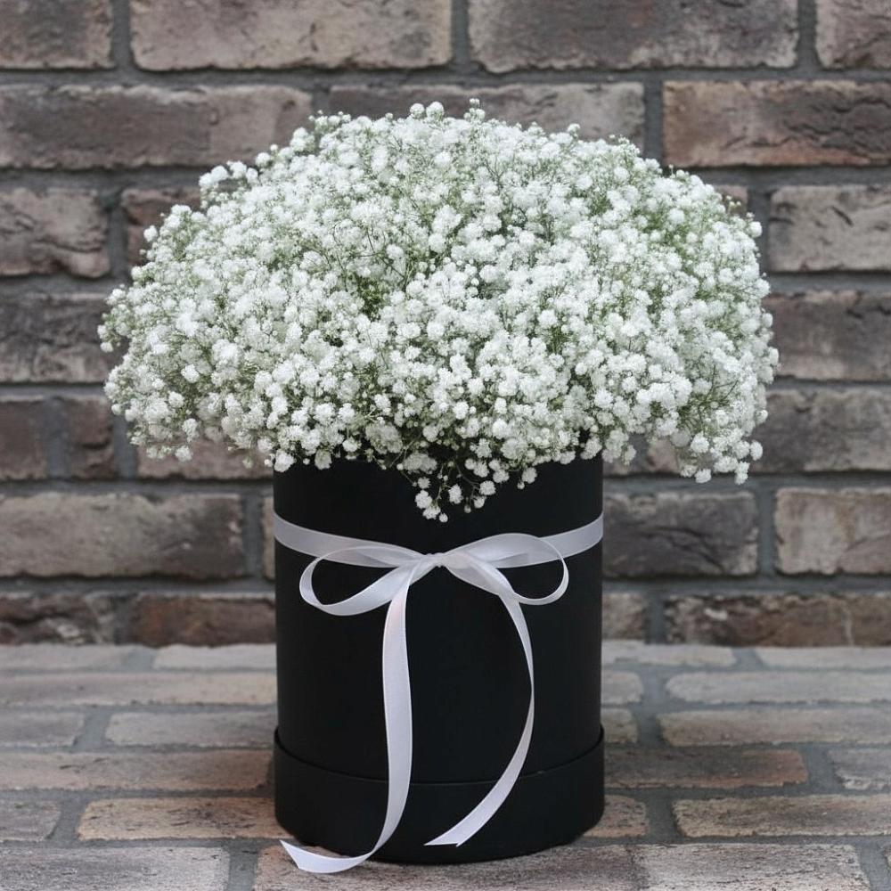 Цветочная композиция из Гипсофила в шляпной коробке в Артём