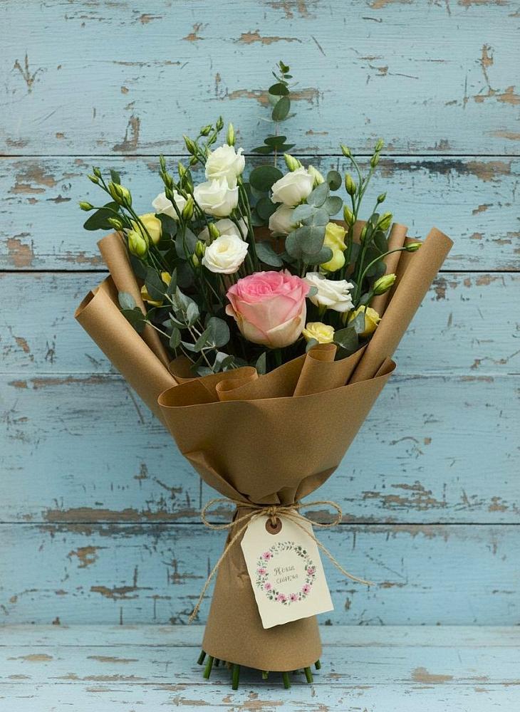 Букет цветов из: Розы и Лизиантусы в Артём