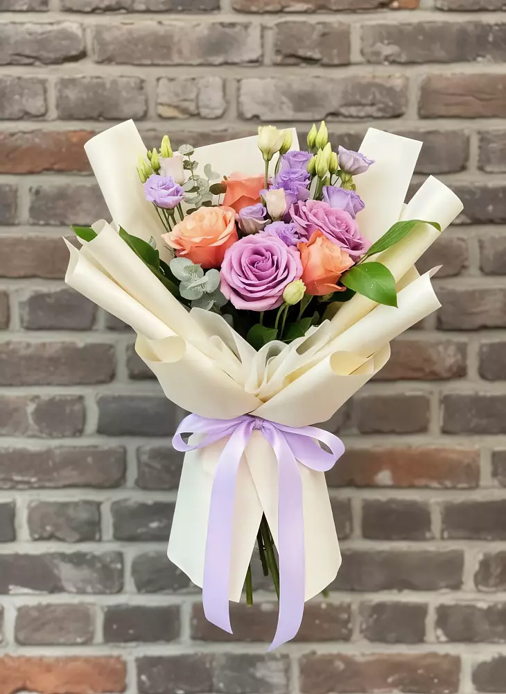 Букет цветов из: Лизиантусы и Розы в Артём