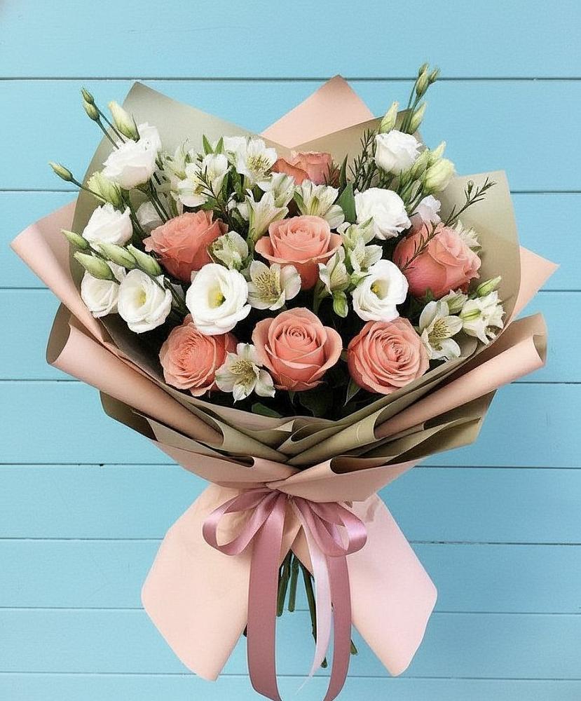 Букет цветов из: Розы, Альстромерии и Лизиантусы в Артём