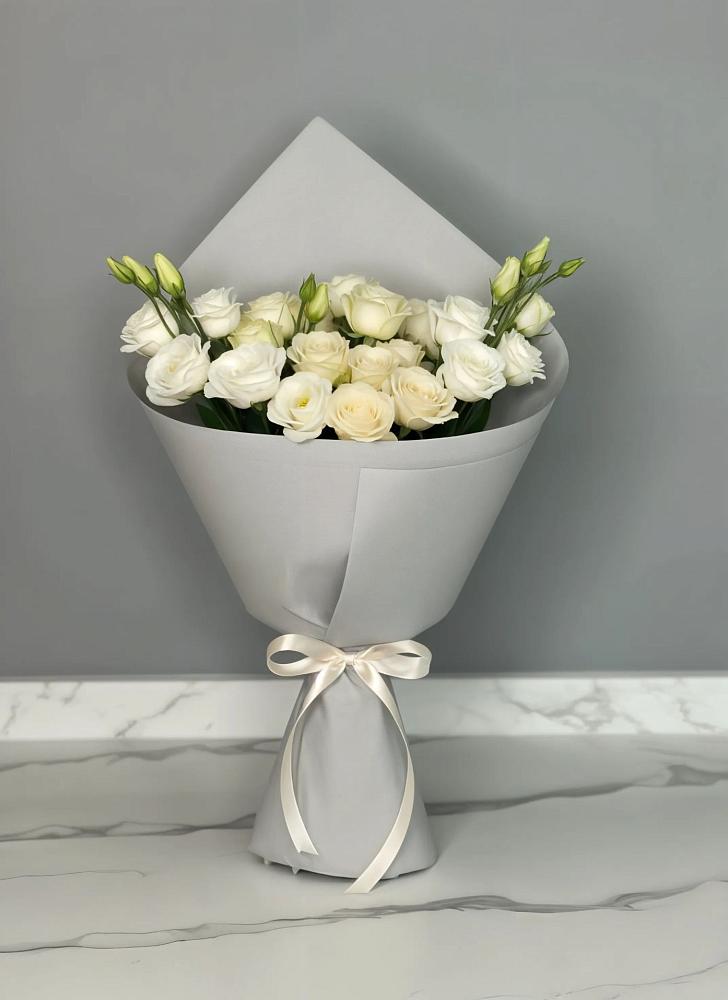 Букет цветов из: Розы и Лизиантусы в Артём