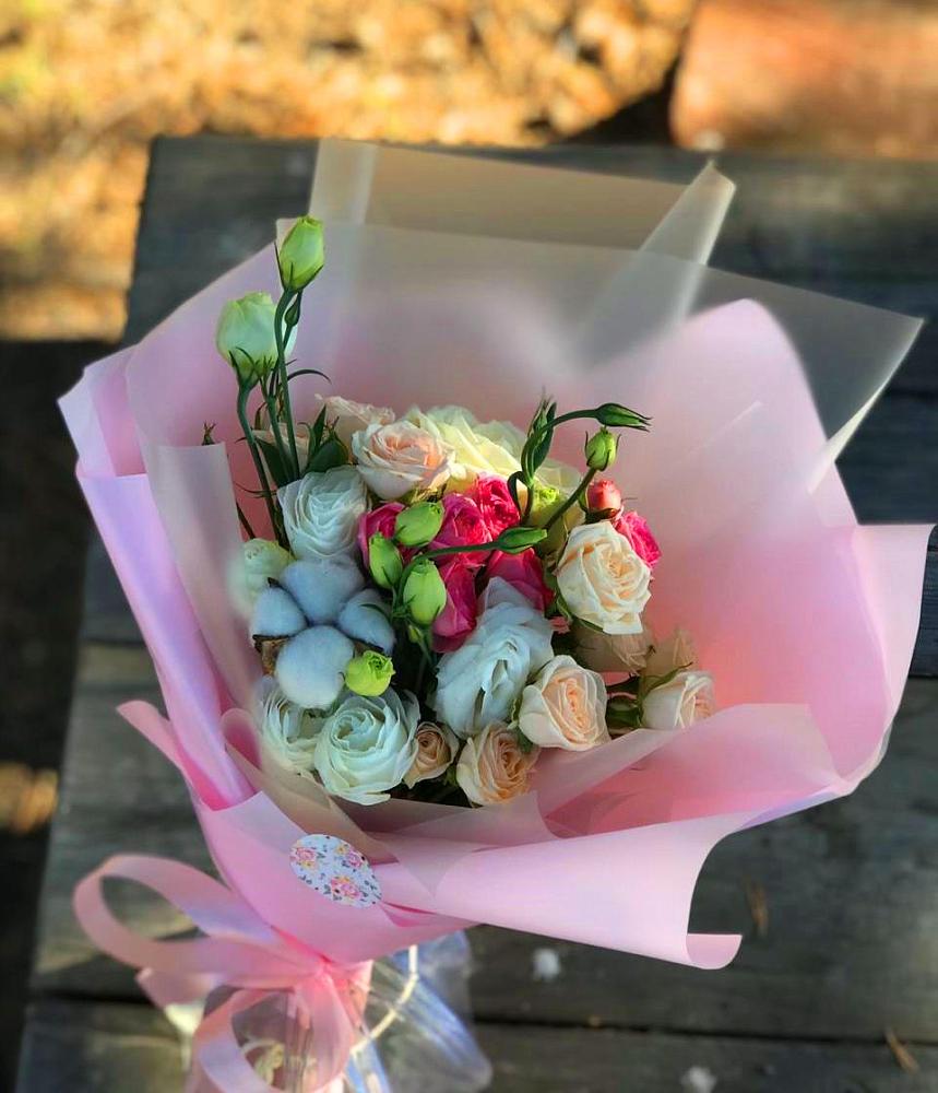 Букет цветов из: Розы и Лизиантусы в Артём