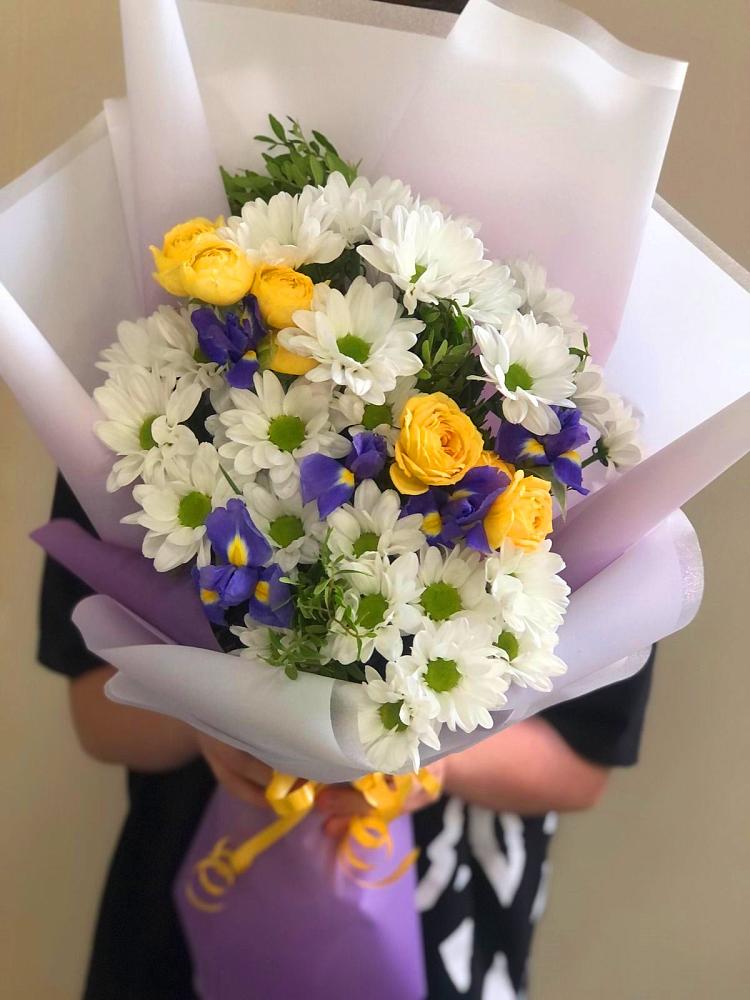 Букет цветов из: Ирисы, Хризантемы и Розы в Артём