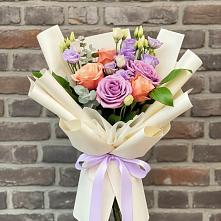 Букет цветов из:  Лизиантусы и Розы в Артём