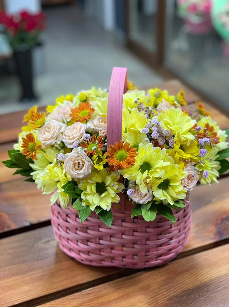 Цветочная композиция из Хризантемы и Розы в корзине в Артём