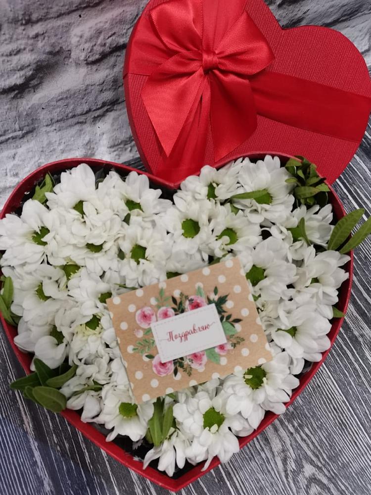 Цветочная композиция из Хризантемы в виде сердца в Артём