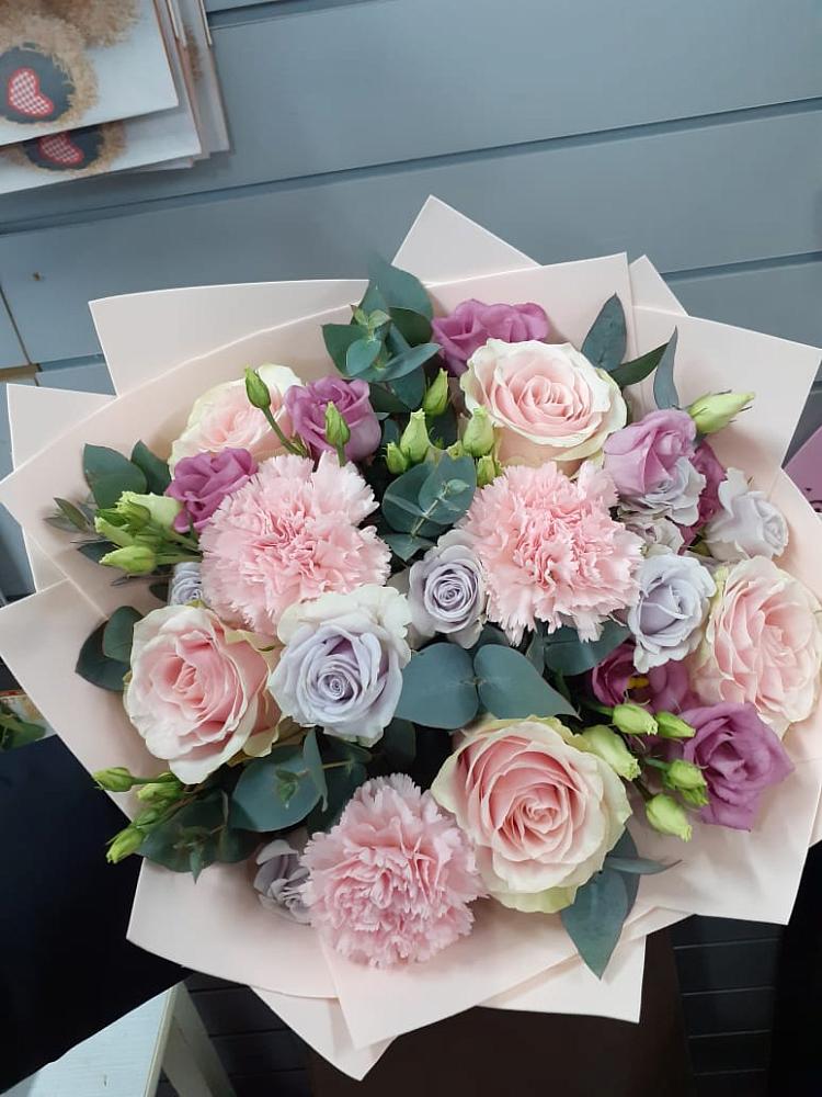 Букет цветов из: Розы, Гвоздики и Лизиантусы в Артём