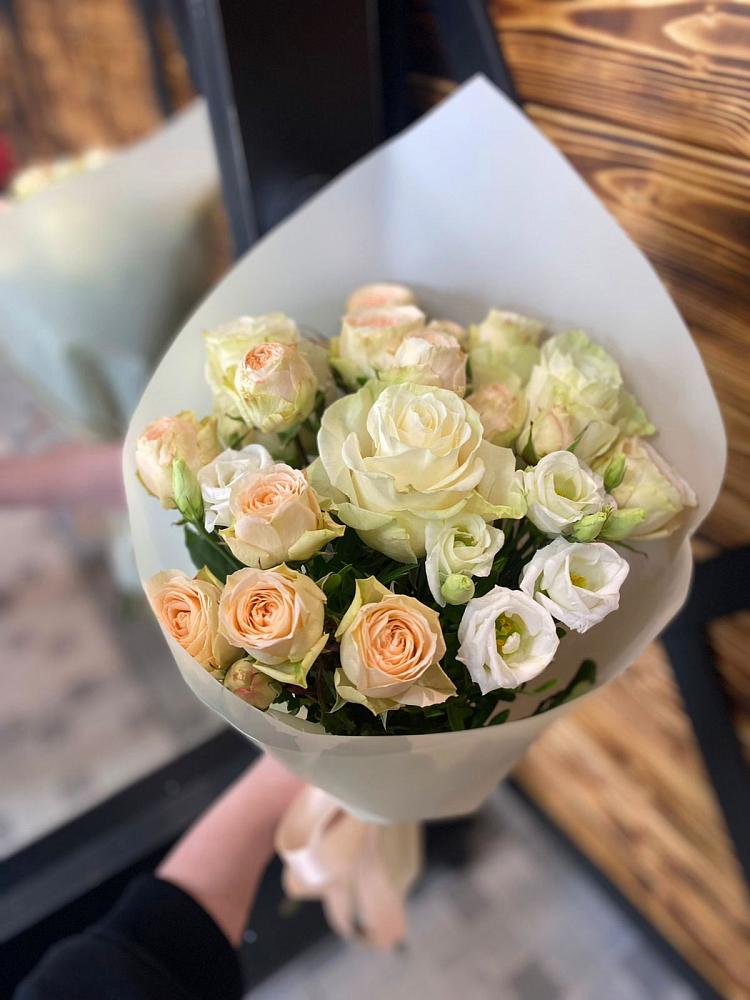 Букет цветов из: Розы и Лизиантусы в Артём