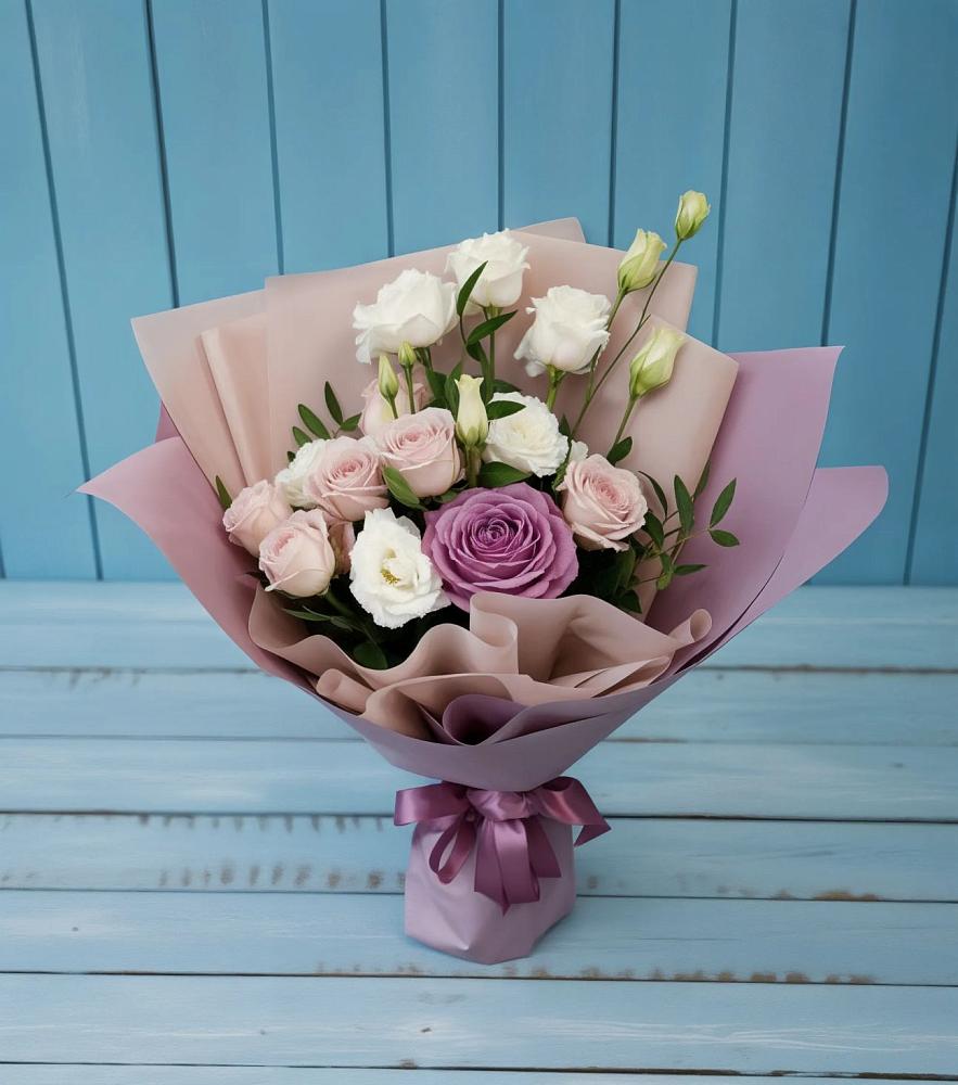 Букет цветов из: Розы и Лизиантусы в Артём